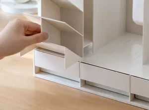 Primo piano del divisorio diagonale rimovibile nell'organizzatore da scrivania multifunzionale.