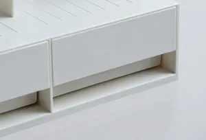 Dettaglio ravvicinato di un organizer da scrivania bianco con maniglie per cassetti facili