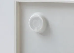 Primo piano del piedino antiscivolo sul fondo dell'organizzatore da scrivania bianco