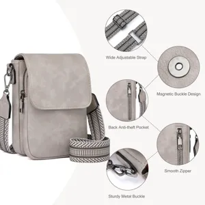 Vista detallada de las características del bolso bandolera de PU gris con correa ajustable.