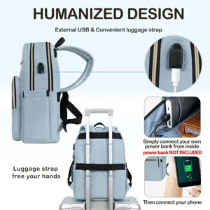 Detalle de mochila para portátil con puerto de carga USB integrado y correa de equipaje
