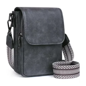 Vista detallada del bolso bandolera de cuero PU texturizado con correa estampada.