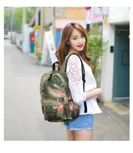 Detalle de una mochila de lona con estampado de galaxia, foto de estilo de vida urbana