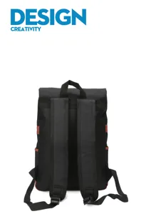 Vista trasera de una mochila negra para portátil con detalles rojos en fondo blanco