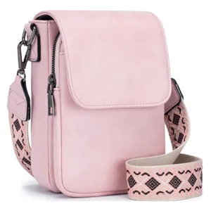Detalle de un elegante bolso bandolera de cuero PU rosa con una correa ancha
