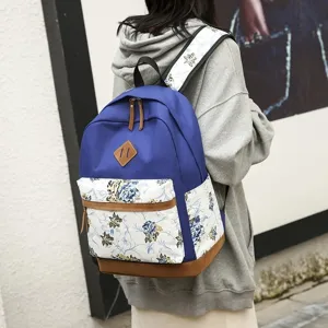 Vue détaillée du sac à dos décontracté à motif floral, avec poche avant et bretelles confortables.