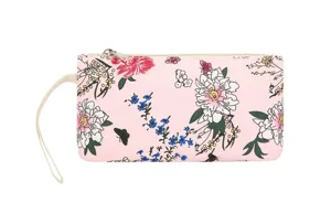 Gros plan sur la trousse rose a motifs floraux avec papillons colores et fermeture eclair blanche.