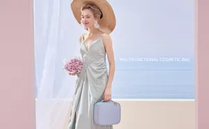 Modelo llevando una bolsa de cosméticos de PU lila impermeable con vista al mar
