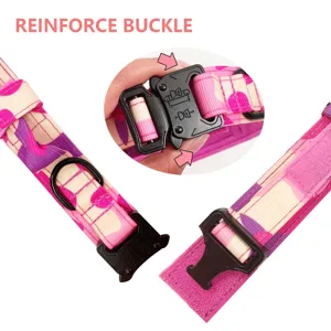 Vista detallada de la hebilla de metal reforzada en un collar táctico rosa para perros