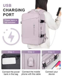 Detalle de la mochila de viaje morada con función de puerto de carga USB en 3 pasos