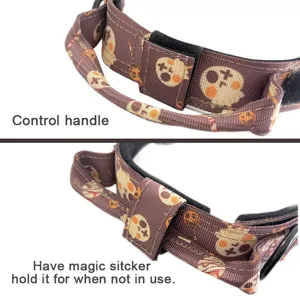 Detalle del collar táctico para perros con asa de control y cierre de velcro.