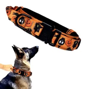 Detalle del collar táctico para perro con diseño de Halloween y hebilla de metal.