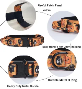 Detalle del collar táctico para perros con hebilla robusta y estampado de calabaza Halloween.