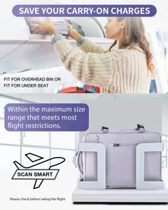 Mochila de viaje morada que cabe en el compartimento y medidor de equipaje del avión.