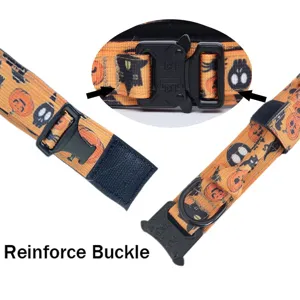 Detalle del collar táctico para perro con hebilla reforzada y estampado de Halloween