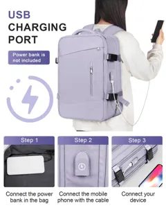 Pasos detallados para usar el puerto de carga USB externo en la mochila púrpura.