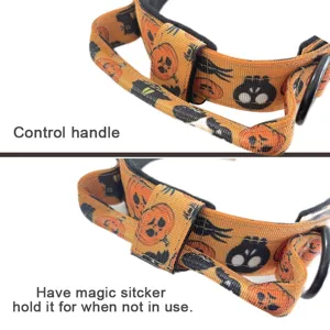 Detalle de collar táctico para perro con asa y patrón de calabaza.