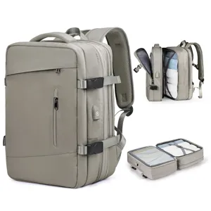Detalle de mochila de viaje gris con gran capacidad y apertura tipo maleta