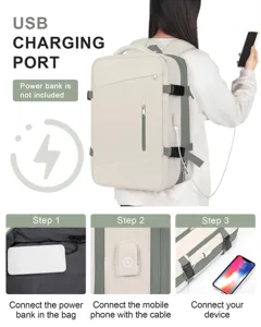 Guía detallada de tres pasos para usar el puerto de carga USB de esta mochila de viaje beige.