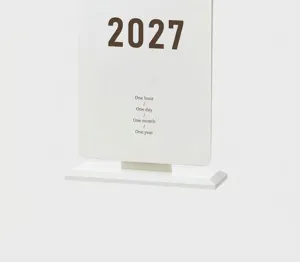 Vista dettagliata del calendario da tavolo minimalista 2027 con dimensioni e citazione