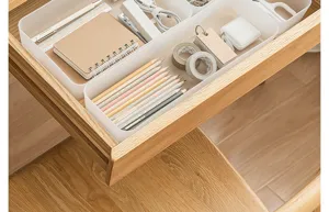 Vue de dessus d'organisateurs de tiroirs en plastique pour crayons et carnets de notes