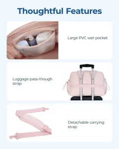 Detalles de bolsa de viaje rosa: bolsillo para mojado, cinta para maleta y correa ajustable.