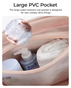 Vista detallada del bolsillo húmedo de PVC impermeable en un bolso de viaje rosa