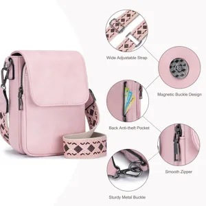 Vista detallada del bolso bandolera de PU rosa con correa ajustable y herrajes metálicos