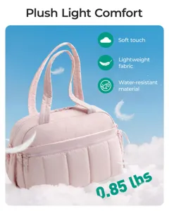 Detalle de bolsa de viaje acolchada rosa destacando ligereza de 0,85 lbs y material impermeable