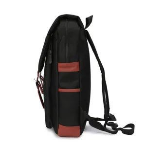 Vista lateral de una mochila de lona negra con detalles en cuero sintético marrón