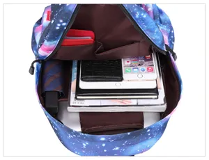 Detalle del almacenamiento interno de una mochila de lona con estampado de galaxia y bolsillos
