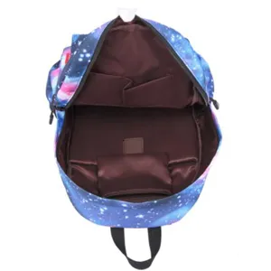 Vista interior espaciosa de una mochila de lona con estampado de galaxia escolar