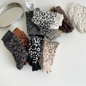 Nahaufnahme kuscheliger dicker Leopardenmuster Wintersocken, warmer Retro Stil Strümpfe.