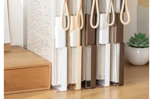 Scatola di archiviazione per file in plastica trasparente con più strati e cordino portatile.
