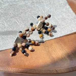 Κοντινό πλάνο με σκουλαρίκια από χάντρες ζέβρας σε γήινους τόνους και ρετρό στυλ