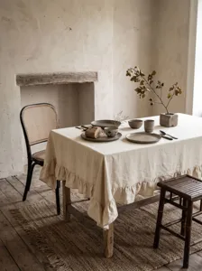 Elegante tovaglia rustica in cotone lavato tinta unita con bordo a volant decorativo