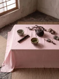 Nahaufnahme einer Tischdecke aus rosa gewaschener Baumwolle im rustikalen Design.
