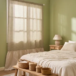 Dettaglio della tenda a quadretti verde oliva con balza in lino beige in camera da letto
