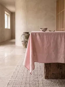Detail einer rosa Tischdecke aus hochwertiger gewaschener Baumwolle mit feiner Textur