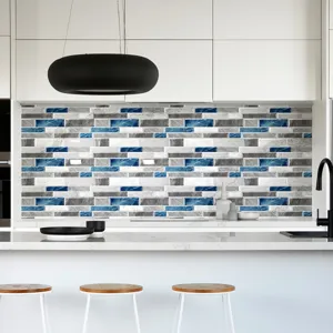 Primo piano del paraschizzi a mosaico blu e grigio adesivo installato in cucina moderna.