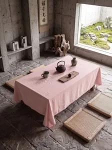 Rosafarbene Tischdecke aus gewaschener Baumwolle im ruhigen Zen-Stil Raum