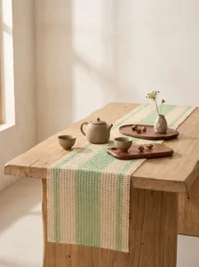 Détail du chemin de table tissé en papier ajouré avec des rayures vertes pastorales