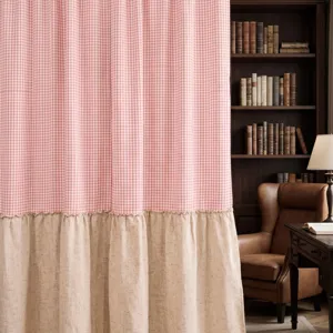 Detalle de cortina de cuadros vichy rosa y lino con volantes en un estudio clásico
