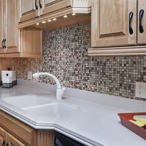 Detalle de los adhesivos de pared mosaico 3D de metal marrón cocina