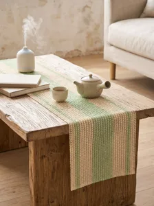 Gros plan d'un chemin de table rustique tissé ajouré à rayures beiges