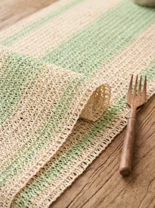 Gros plan d'un chemin de table rustique en papier tressé avec des rayures vertes et beige