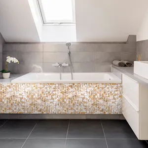 Pegatinas de pared de mosaico 3D marrón aplicadas al panel de una bañera moderna