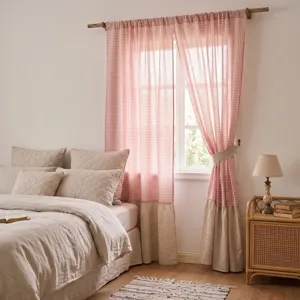 Cortinas de algodón y lino a cuadros rosas con dobladillo de volantes beige en un dormitorio