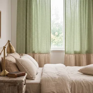 Detailansicht grüner karierter Vorhänge mit beiger Leinenrüsche im gemütlichen Schlafzimmer.