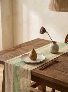 Chemin de table en papier tressé avec motif ajouré rayé de style rustique.
